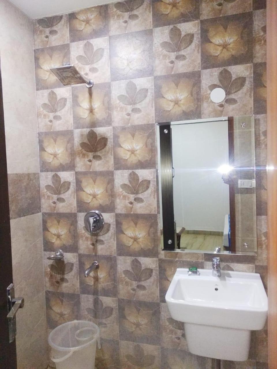 Hotel Spb 87 Near Karol Bagh Metro Station Delhi Exterior photo